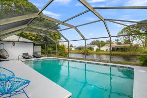 una piscina con vista sul fiume di Tropical Tranquility! Luxury pool home with lakefront view just minutes from the beach! a Bradenton