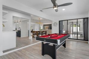Foto dalla galleria di Tropical Tranquility! Luxury pool home with lakefront view just minutes from the beach! a Bradenton