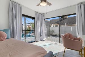 Letto o letti in una camera di Tropical Tranquility! Luxury pool home with lakefront view just minutes from the beach!