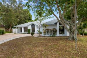 Giardino di Tropical Tranquility! Luxury pool home with lakefront view just minutes from the beach!