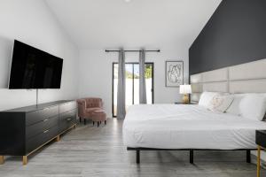 Letto o letti in una camera di Tropical Tranquility! Luxury pool home with lakefront view just minutes from the beach!