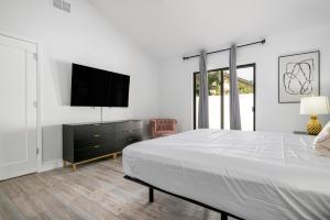 Letto o letti in una camera di Tropical Tranquility! Luxury pool home with lakefront view just minutes from the beach!