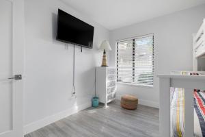 TV o dispositivi per l'intrattenimento presso Tropical Tranquility! Luxury pool home with lakefront view just minutes from the beach!