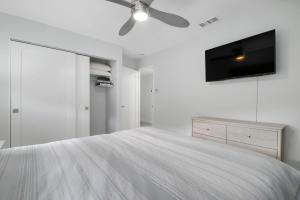 Letto o letti in una camera di Tropical Tranquility! Luxury pool home with lakefront view just minutes from the beach!