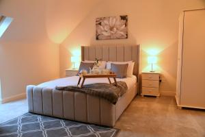 Lisalway Country Lodge في Castlerea: غرفة نوم بسرير كبير عليها طاولة