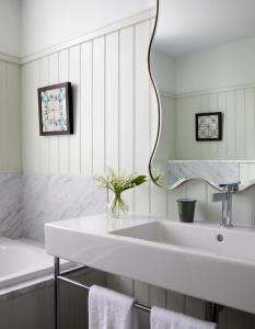 アルフリストンにあるThe Starの洗面台と鏡のあるバスルーム +49枚の写真