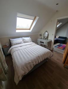 ein Schlafzimmer mit einem großen Bett und einem Fenster in der Unterkunft Modern loft with country views in Conlig