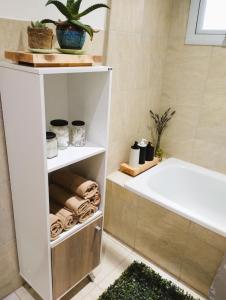 a bathroom with a white bath tub and a white sink at ESTEPA CHIMEN in Río Gallegos
