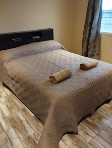 Una cama con dos toallas encima en ESTEPA CHIMEN, en Río Gallegos