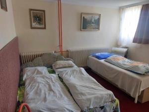 Кровать или кровати в номере Rózsás Motel