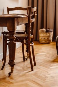 a wooden table and chair next to a wooden floor at Apartament na Krakowskim Kazimierzu in Krakow