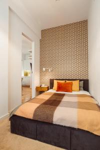 a bedroom with a large bed with a wall at Apartament na Krakowskim Kazimierzu in Krakow