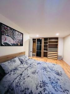 um quarto com uma cama com um edredão azul em Family-Friendly 3BR Home with Backyard em Montreal