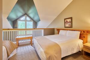 Un dormitorio con una cama grande y una ventana en Marblewood Village Resort, en Steady Brook