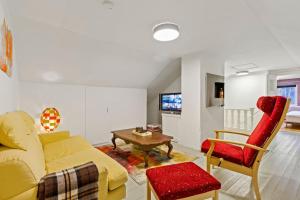 sala de estar con sofá amarillo y mesa en Comfy 4-bedroom barnhouse Ideal for Long Stays, en Åkersberga