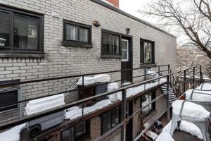 Un balcón de una casa con nieve. en Grand appartement 4 chambres - 335, en Montreal