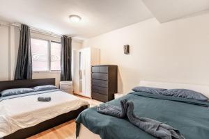 een slaapkamer met 2 bedden en een raam bij Grand appartement 4 chambres - 335 in Montreal