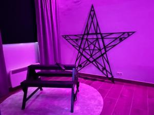 Habitación rosa con una estrella negra en la pared en Love room - Intimate Escape, en Arlon