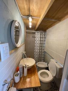 Baño pequeño con aseo y lavamanos en TINY HOUSE Potrerillos en Potrerillos