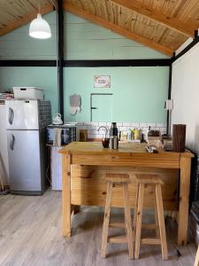 kuchnia z drewnianym blatem i lodówką w obiekcie TINY HOUSE Potrerillos w mieście Potrerillos