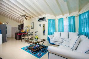 Χώρος καθιστικού στο Ocho Rios Drax Hall Country Club 2 Bed Villa Getaway