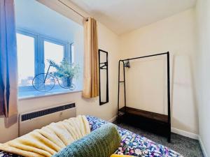Postel nebo postele na pokoji v ubytování Hidden Gem in Chelmsford by Artisan Stays I Weekly or Monthly Stay Offer I Free Parking I Sleeps 5