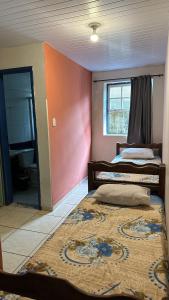 Uma cama ou camas num quarto em Hostel e Pousada Mineira