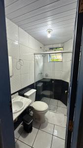 Um banheiro em Hostel e Pousada Mineira