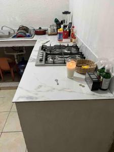 una encimera de cocina con fogones y una vela. en Acogedor Depto 2 Rec. 1 Baño, Cocina Equip en Apatzingán de la Constitución
