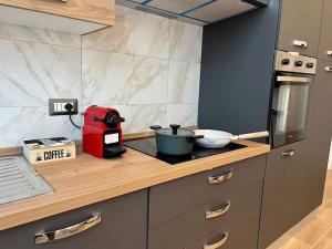 een keuken met een rood apparaat op een aanrecht bij Angelina's home - Milano Bovisa in Milaan