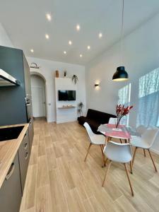 een keuken en een woonkamer met een tafel en stoelen bij Angelina's home - Milano Bovisa in Milaan