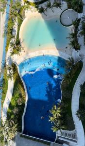 una vista aérea de una piscina en un complejo en LuxeBali Azure @ Azure North en San Fernando