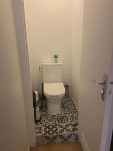 a bathroom with a white toilet in a room at Gaité 4 personnes in Paris