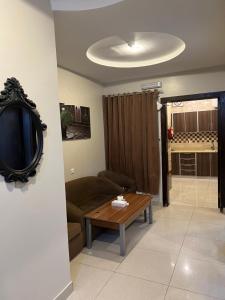 a living room with a couch and a table at ريحانة الهدا للوحدات السكنية in Al Hada
