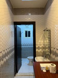 a bathroom with a toilet and a sink at ريحانة الهدا للوحدات السكنية in Al Hada