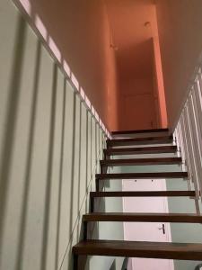 eine Treppe in einem Gebäude mit einer Treppe in der Unterkunft Appartement duplex in Asnières-sur-Seine