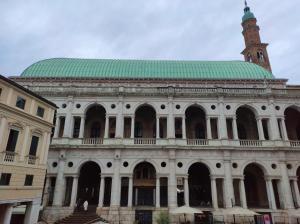 een groot gebouw met een groen dak en een klokkentoren bij CASA MARGHERITA Basilica view & Terrace in Vicenza