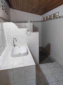 Koupelna v ubytování Villa Melissa97- Bât2 Superbe coin à Dzamandzar + 7 fotografií