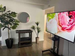 ein Wohnzimmer mit einem Flachbild-TV und einer Blume in der Unterkunft Quiet Milpitas Homestay in Milpitas