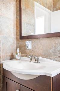 ein Badezimmer mit einem weißen Waschbecken und einem Spiegel in der Unterkunft Quiet Milpitas Homestay in Milpitas