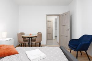 ein Zimmer mit einem Bett und einem Tisch und Stühlen in der Unterkunft 2 bedrooms apartment near the metro in Prag + 7 Fotos