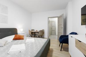 ein Schlafzimmer mit einem Bett und einem Tisch mit Stühlen in der Unterkunft 2 bedrooms apartment near the metro in Prag