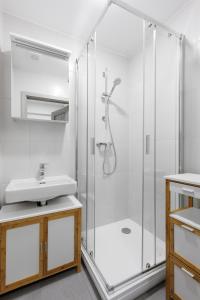 ein Badezimmer mit Dusche und Waschbecken in der Unterkunft 2 bedrooms apartment near the metro in Prag