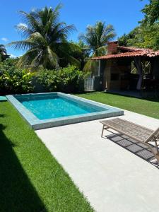una piscina nel cortile di una casa di CASA SONHO VERDE 5 QUARTOs 3 suítes CONDOMÍNIO BEIRA-MAR a Paripueira