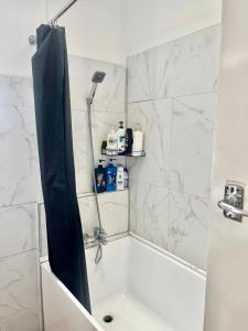 Bilik mandi di PRIVATE ROOMS IN CENTRAL AUCKLAND