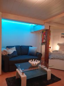 uma sala de estar com um sofá e uma luz azul em Ferienwohnung in Bühler em Bühler