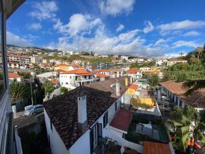 widok na miasto z budynkami w obiekcie Santa Luzia Apartment w Funchal