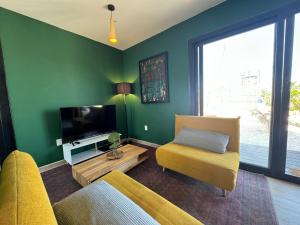 - un salon avec un canapé et une télévision dans l'établissement Casa Arsha Beachfront Paradise, à Santa Clara