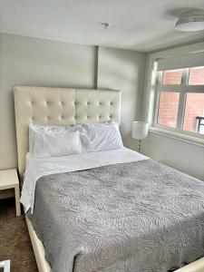 Lova arba lovos apgyvendinimo įstaigoje Stunning Riverview one bedroom Downtown apartment