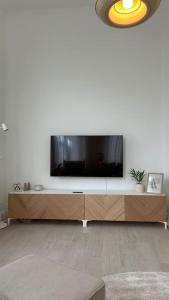 En tv och/eller ett underhållningssystem på Stilvolle Luxus City-Apartment